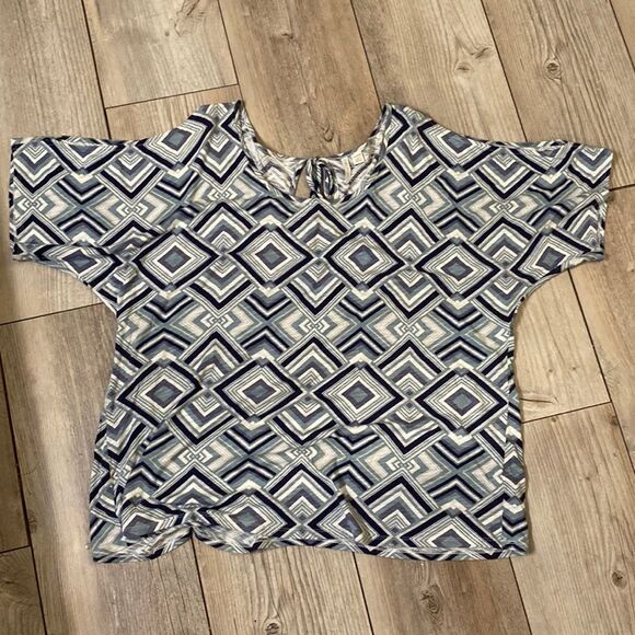 Cato Size 18/20W Top w/ Peek a Boo Shoulders Like New! - Picture 1 of 4
